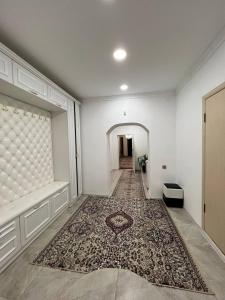 Habitación con alfombra en el suelo y pasillo en Naryn Cozy House en Naryn