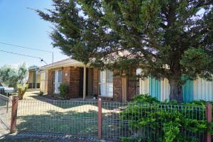 a house with a fence in front of it at COZY 2 BEDROOM HOUSE /MELBOURNE in Werribee