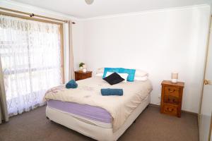 a small bedroom with a bed and a window at COZY 2 BEDROOM HOUSE /MELBOURNE in Werribee