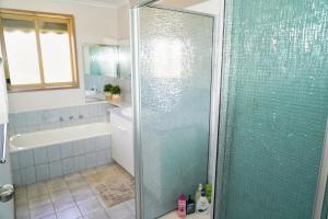 Phòng tắm tại COZY 2 BEDROOM HOUSE /MELBOURNE +10 ảnh