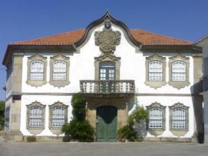 un grande edificio bianco con una porta verde di Casa do Adro - Solar Corte Real - Turismo de Habitação a Vilarouco