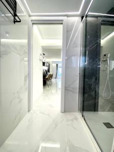 a hallway with a glass shower in a house at Gran-Via Luxury Flat 3BD City Center + Terrace + AC in Madrid