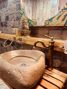 ラゴデヒにあるGuest House OLD WALLの石造りのバスルーム(シンク、鏡付)