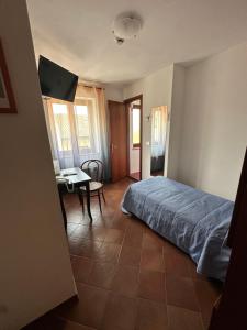 Postel nebo postele na pokoji v ubytování Hotel Alla città di Trieste + 37 fotografií