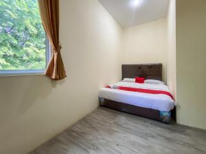 Säng eller sängar i ett rum på RedDoorz @ Cikitsu Batam