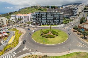 uma rotunda numa cidade com edifícios e carros em Fénix Apart no Funchal