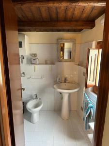 uma casa de banho com um lavatório e um WC em Case Vacanza Villa Bentivoglio em Piazza Armerina