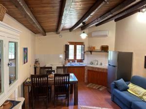 uma cozinha e sala de estar com uma mesa e um sofá em Case Vacanza Villa Bentivoglio em Piazza Armerina