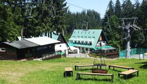 スタレー・ハムリにあるSki park Gruňのベンチとスキーリフト付きの公園