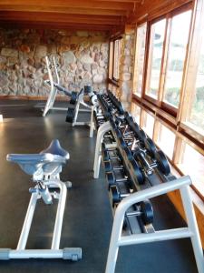 una fila de equipos de ejercicio en una habitación con ventanas en Seronera Wildlife Lodge en Parque Nacional del Serengeti