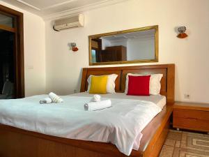 1 dormitorio con 1 cama con toallas en Urban Boutique Hotel, en Pristina