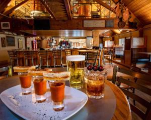 uma mesa com quatro copos de bebidas em Winter Park Mountain Lodge em Winter Park