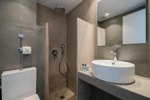 Grikos的住宿－銀灘酒店，一间带水槽、卫生间和淋浴的浴室