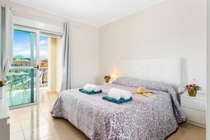 ein Schlafzimmer mit einem Bett mit zwei Handtüchern darauf in der Unterkunft Apartamento Playa y Golf in San Miguel de Abona + 43 Fotos