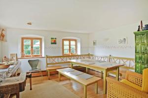 ein Wohnzimmer mit Tischen und Stühlen im Zimmer in der Unterkunft Der Birkenhof-Ried in Pfaffing