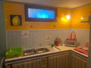 A kitchen or kitchenette at A casa di Oba, a pochi minuti dal mare (IUN P9041)