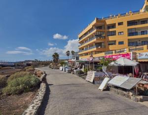 eine Straße neben einem Gebäude mit einem Gebäude in der Unterkunft Apartamento Playa y Golf in San Miguel de Abona