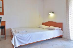 una camera da letto con un letto con copriletto bianco di Studio's Stelios a Leptokarya