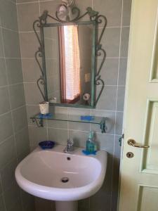 A bathroom at A casa di Oba, a pochi minuti dal mare (IUN P9041)