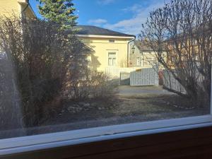 una ventana con vistas a una casa en Huoneisto Neristan Kokkola, en Kokkola