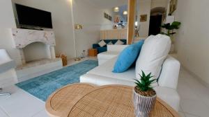 sala de estar con sofá blanco y chimenea en All Dreams Apartment - Urbanização Windmill, en Albufeira