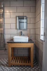 a bathroom with a sink and a mirror at Glamping in Llanberis in Llanberis