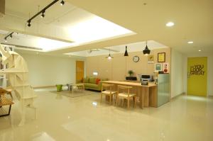 um quarto amplo com uma cozinha e uma sala de estar em Season 5 Inn em Luodong