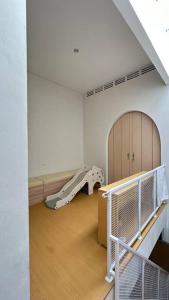 una habitación con un tobogán en la esquina de una habitación en homestay Bumisarehat en Citeureup 1