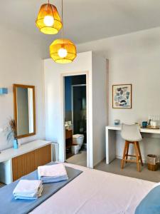 sypialnia z łóżkiem oraz łazienka z lustrem w obiekcie Sea and Sand w Elafónisos
