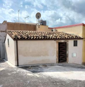 a garage in front of a building at Nonna Cuncetta in Noto