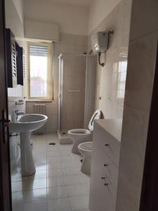 ポンペイにあるDomus Parva, appartamento con giardinoのバスルーム(トイレ2つ、シンク2つ、シャワー付)