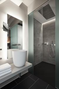 uma casa de banho com uma banheira grande e um lavatório em Mittermeiers Alter Ego em Rothenburg ob der Tauber
