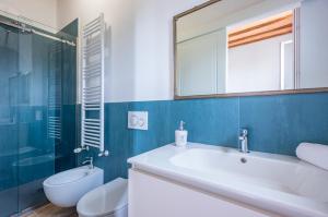 uma casa de banho com um lavatório, um WC e um espelho. em Porta Romana Elegant House with Private Parking! em Siena