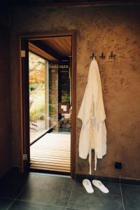 ein Bademantel hängt an einer Wand neben einer Tür in der Unterkunft Vista Resort & Club in Prag