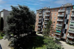 - une vue sur un complexe d'appartements depuis une fenêtre dans l'établissement 55Birds - San Siro ed il centro a portata di mano, à Milan