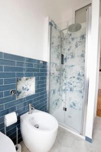 une salle de bain avec une douche, des toilettes et un lavabo dans l'établissement 55Birds - San Siro ed il centro a portata di mano, à Milan 28 autres photos