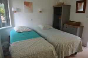 a bedroom with two twin beds and a dresser at Gîte Almanda - Calme & Nature - Mas Lou Castanea in Collobrières