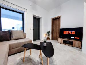 Una televisión o centro de entretenimiento en Blue Horizon Kissamos Apartment