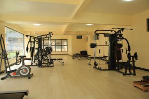 Serene apartment in the suburbs في نيروبي: صالة ألعاب رياضية مع العديد من معدات التمرين في الغرفة