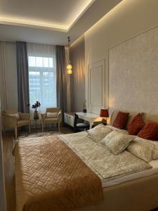 um quarto com uma cama grande e uma secretária em Visit Debrecen 3 Apartman em Debrecen