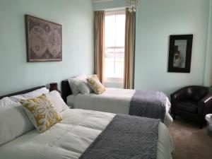 - un salon avec deux lits et un canapé dans l'établissement Highlea Guest House, à Weston-super-Mare