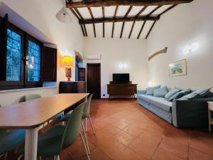 uma sala de estar com um sofá e uma mesa em La Casina di Susy em Seravezza