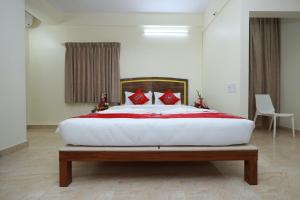 Hotel Amulya Relax Inn客房内的一张或多张床位