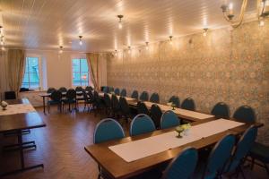 una sala de conferencias con mesas, sillas y una pared en Peipsi Teemaja en Mustvee