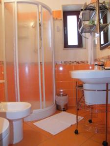 ポッツァッロにあるOasi del Sudのバスルーム(シャワー、トイレ、シンク付)