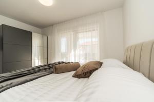 En eller flere senge i et værelse på Villa Nelly + 36 billeder