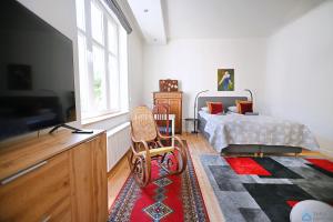 een slaapkamer met een bed en een flatscreen-tv bij Travel by 3City Rentals in Sopot