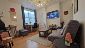 a living room with a couch and a table at Cosy 1 Bed Apartment In Lincoln in Lincoln