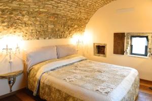 Rúm í herbergi á Agriturismo C'era Una Volta