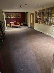ein leeres Zimmer mit einem Sofa und Gemälden an den Wänden in der Unterkunft ART APARTMENT in Fleetwood